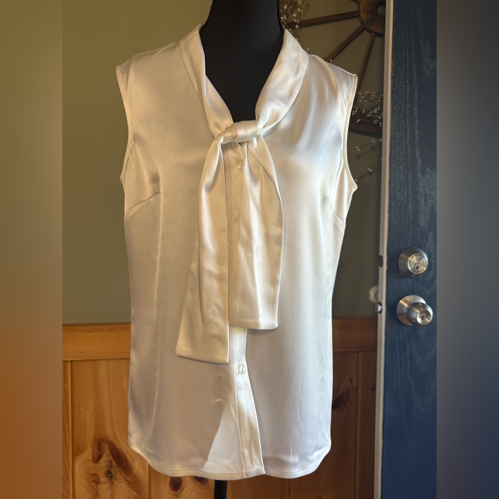 St. John Ivory Satin Tie-Neck Sleeveless Blouse Size 6 Classy